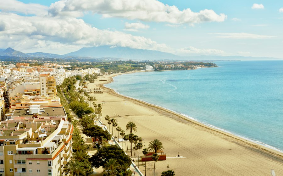 Estepona — pobřeží Costa del Sol